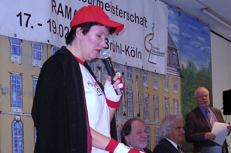 Hoteldirektorin bei Er�ffnungsveranstaltung