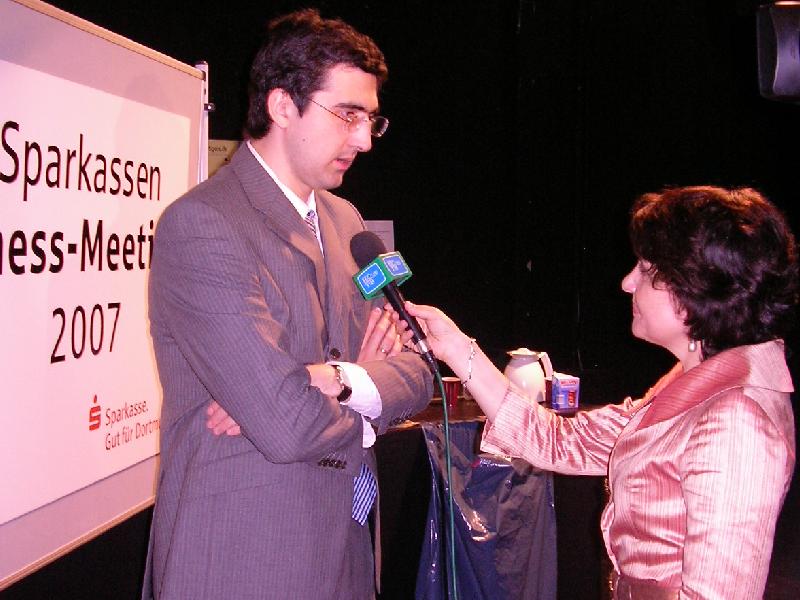 Sieger Kramnik wird interviewt