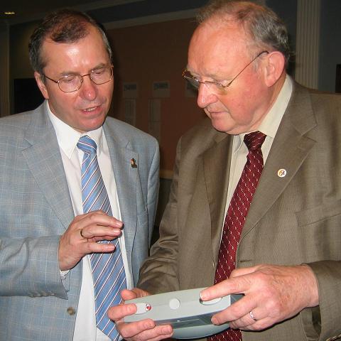 Dr. Dirk Jordan im Gespraech mit
 Schirilegende Kurt Gijssen aus Holland
 anlaesslich der Praesentation Dresdens
 fuer EM 2007 (mit Dresdener Uhr Silver)